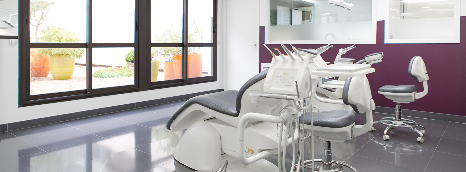 Fauteuils et équipements pour traitements orthodontiques, au cabinet du Dr. Prilleux à Brunoy