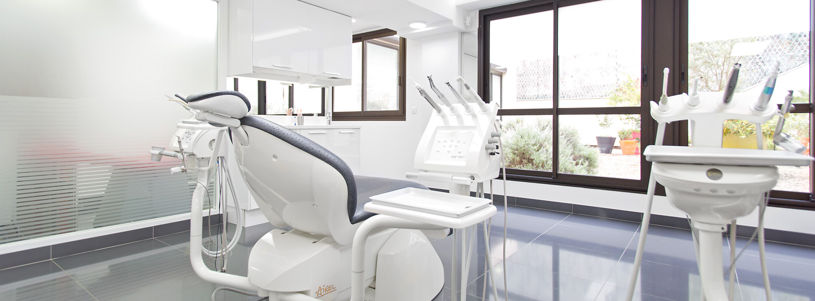 salle de traitement moderne, propre et spacieuse au cabinet d'orthodontie du Dr. Prilleux